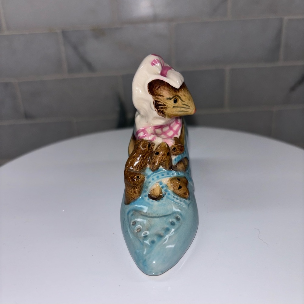 Beatrix Potter Old Woman in Shoe – Charming Mouse Figurine in Blue Shoe - Picture 2 of 6
